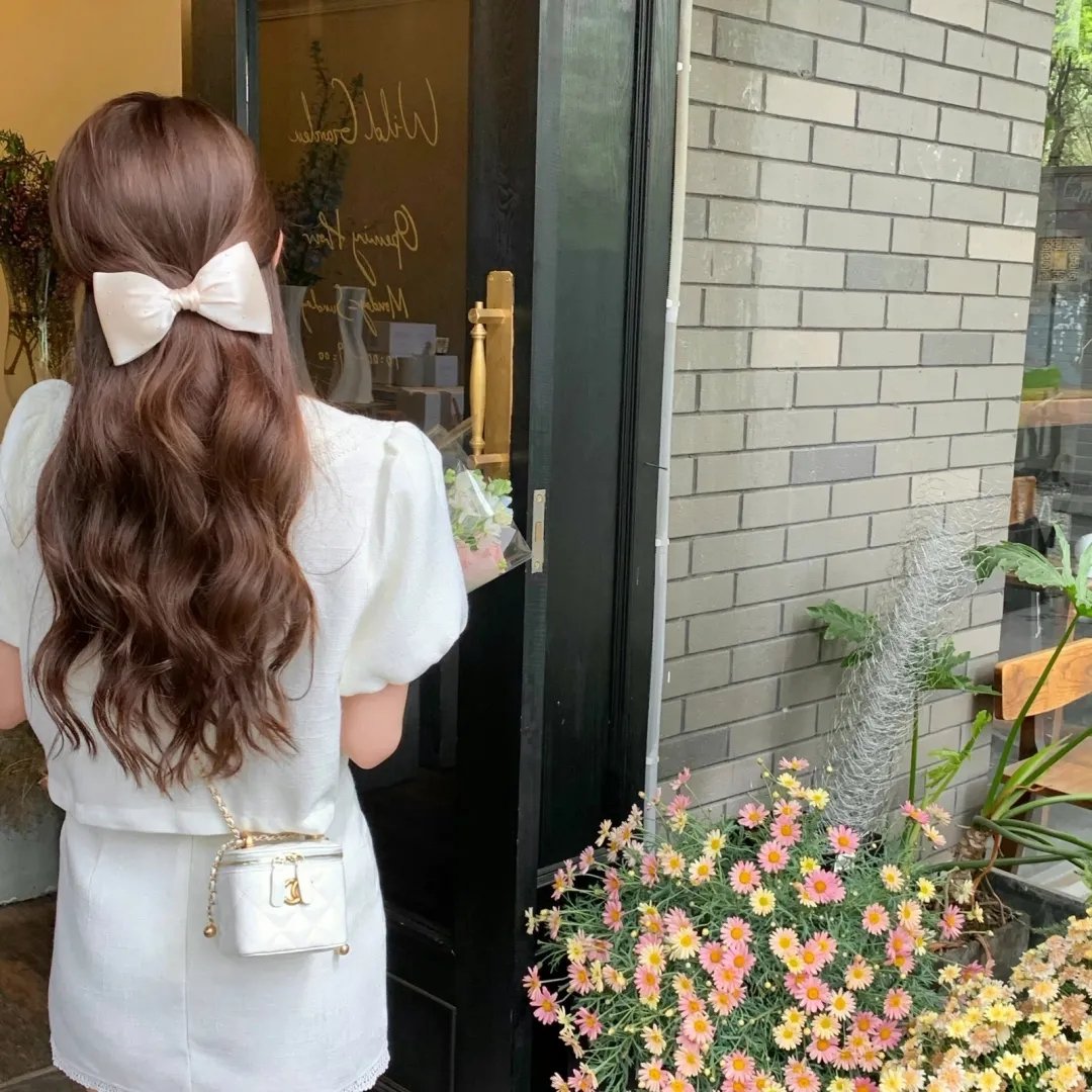 拿针的女孩